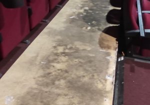 Укладка ковролина в кинотеатре